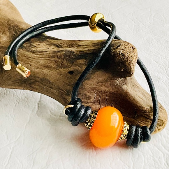 Yellow Tibetan Agate and Leather Bracelet - Picture 1 of 11
